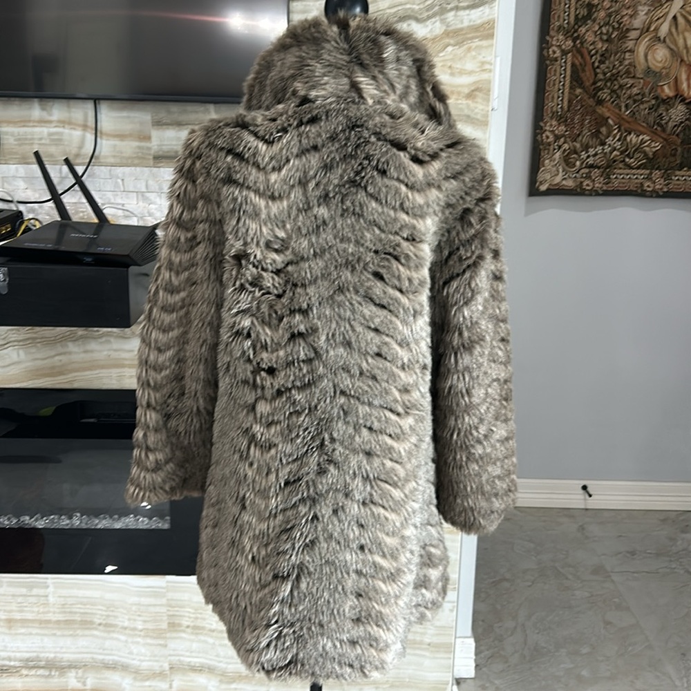 Versailles by Hillmoor Faux Fur Grey Fox. Size M/L - Picture 5 of 12